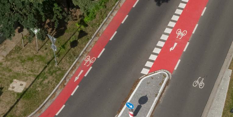 Luftbild einer Straße mit Fahrradschutzstreifen
