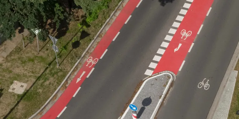 Luftbild einer Straße mit Fahrradschutzstreifen