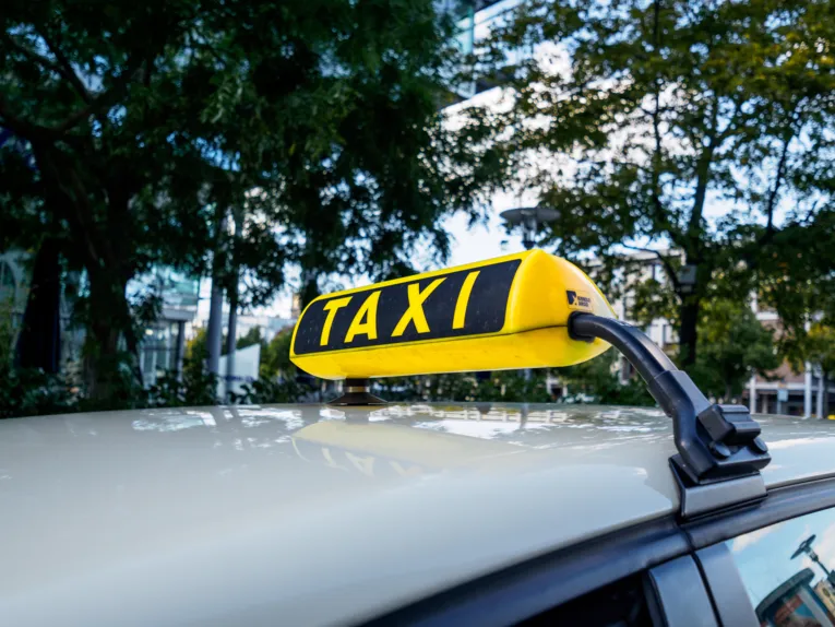 Nahaufnahme einer Taxileuchte auf dem Autodach.