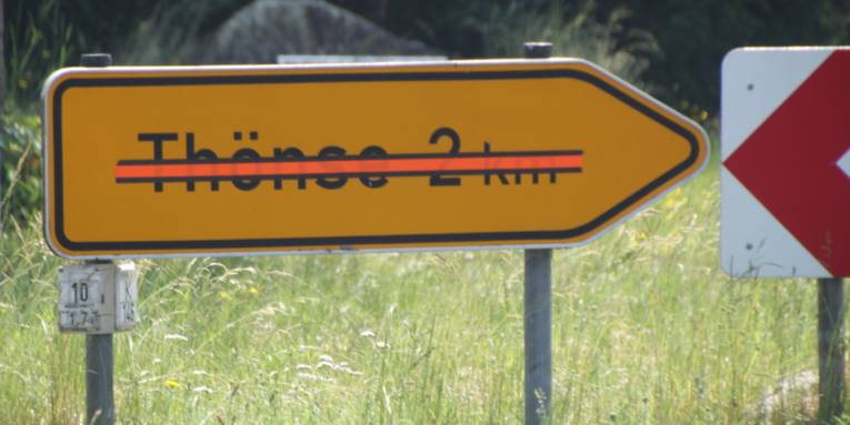 Durchgestrichener Wegweiser Richtung Thönse