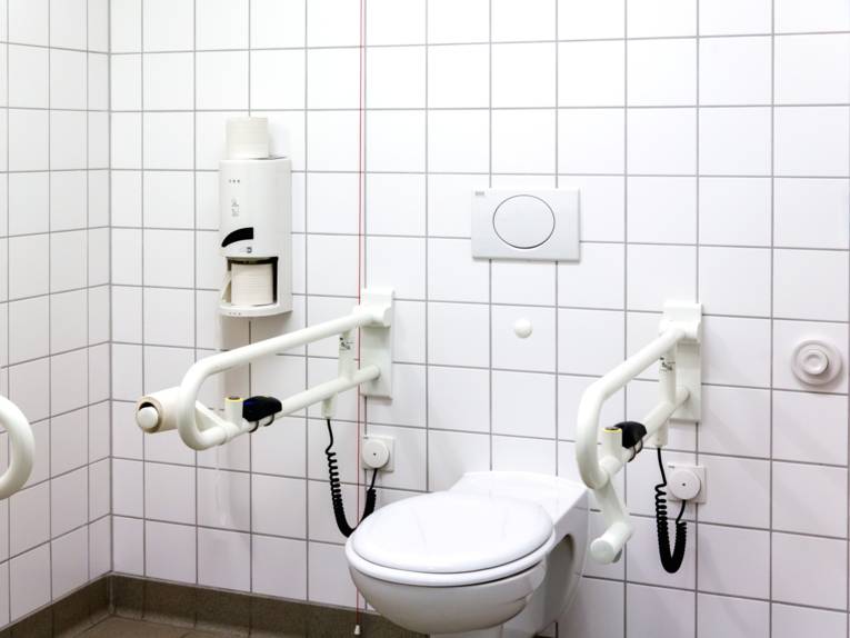 Toilette, die barrierefrei und für Menschen mit Behinderungen geeignet ist.