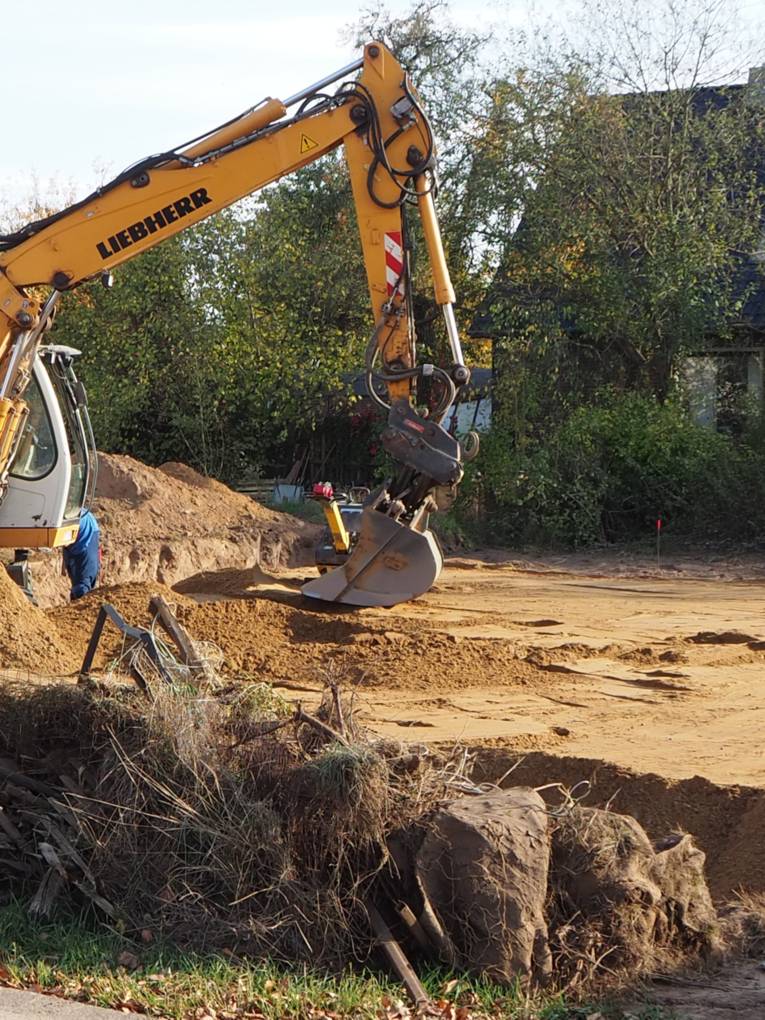 Der Boden eines Baugrundstücks wird für ein Fundament vorbereitet.