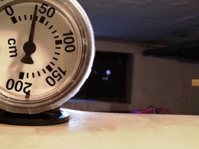 Ein Zähler auf einem Öltank.