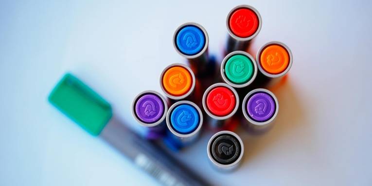 Elf dicke Stifte in verschiedenen Farben.