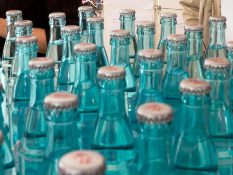 Wasser in kleinen Glasflaschen