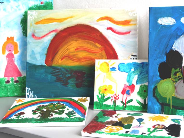 Getuschte Bilder zeigen Pflanzen, die Sonne und eine Prinzessin.