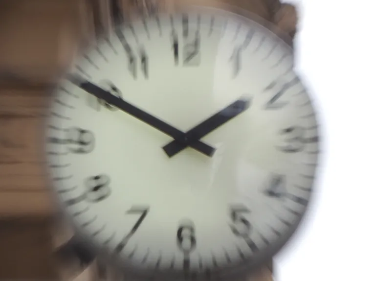 Reisszoom angewandt auf das Ziffernblatt einer Uhr: Nur die Mitte des Ziffernblatts ist scharf, drum herum scheint sich alles sich vom Zentrum wegzubewegen. 