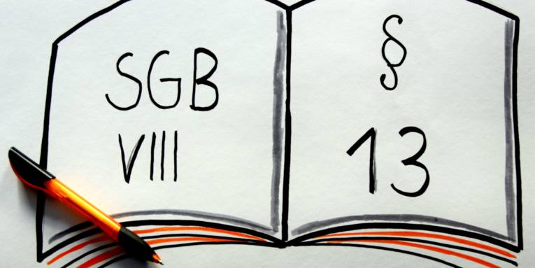 Zeichnung eines aufgeschlagenen Buches, links steht "SGB VIII" und rechts "§ 13"