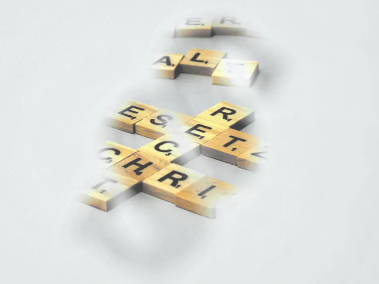 Spielsteine mit Buchstaben bilden die Worte "Recht", "Gesetz", "Vorschrift" und "Anwalt". Teilweise sind die Worte durch eine Schablone verdeckt. Betrachtende schauen durch einen Ausschnitt in der Form eines Paragraphen wie durch ein Schlüsselloch auf die Steine. 