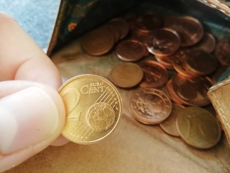 1- und 2-Cent-Münzen in einer Geldbörse