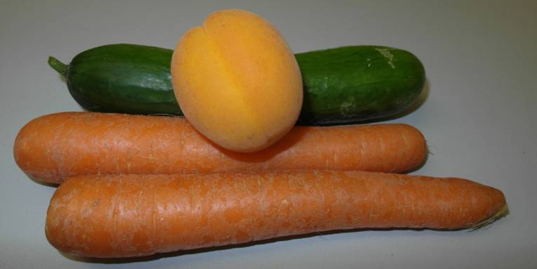 Aprikose, Gurke, 2 Karotten