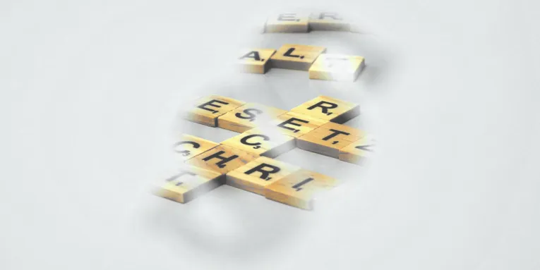 Spielsteine mit Buchstaben bilden die Worte "Recht", "Gesetz", "Vorschrift" und "Anwalt". Teilweise sind die Worte durch eine Schablone verdeckt. Betrachtende schauen durch einen Ausschnitt in der Form eines Paragraphen wie durch ein Schlüsselloch auf die Steine. 