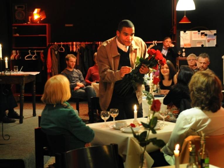 Ein Rosenverkäufer in einem Lokal.