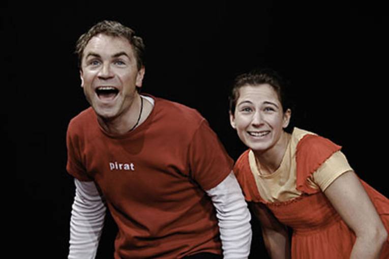 Ein lachender Junge und ein lachendes Mädchen.