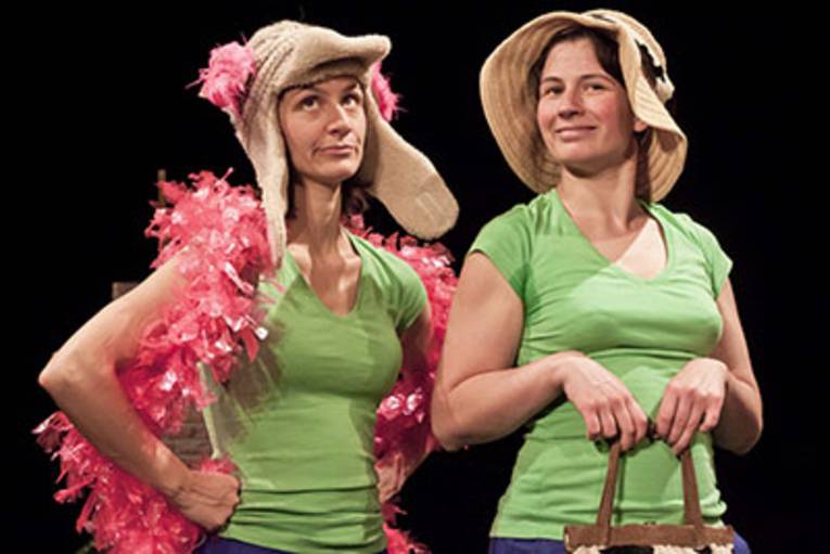 Zwei Darstellerinnen verkörpern Hoftiere