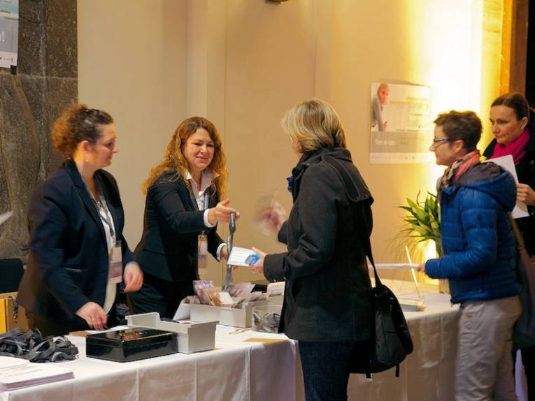 Frauen in einem Empfangsbereich