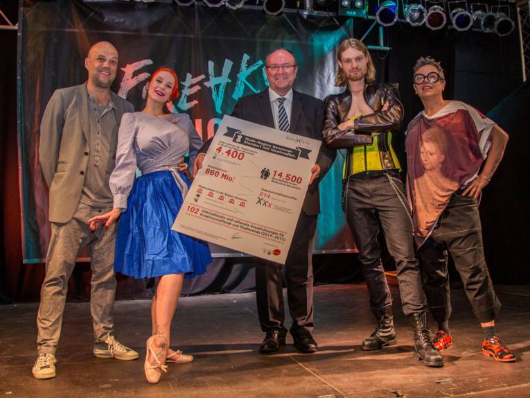 Vier Männer und eine Frau mit Plakat