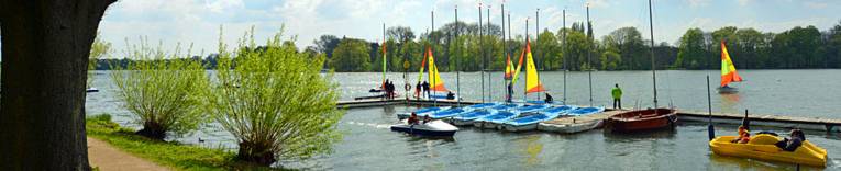 Boote an einem Steg. 