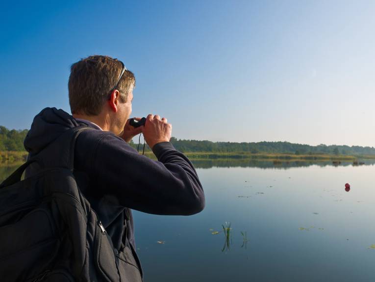 Ein Mann schaut durch ein Fernglas