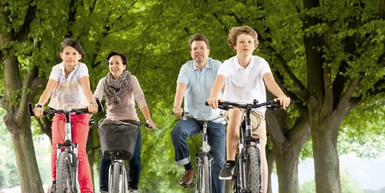 Eine Familie fährt Rad