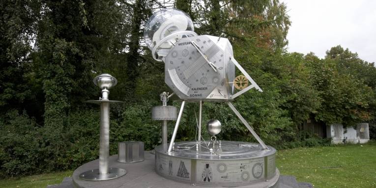 Sonnenuhr und Doppelhelix-Spirale
