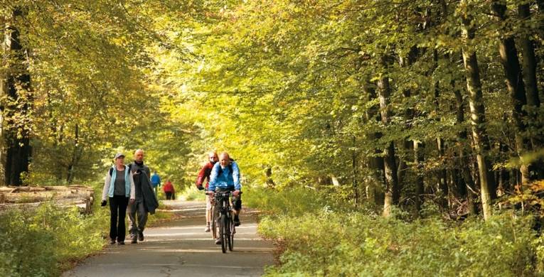 Fußgänger laufen den Deister entlang.