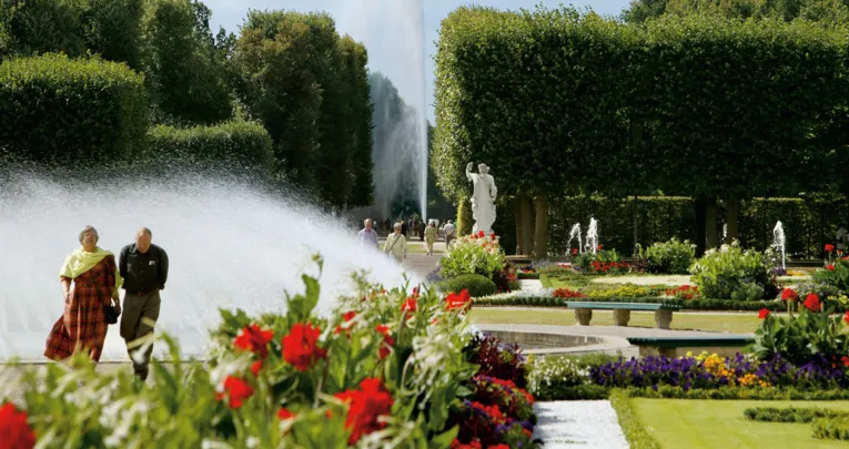 Spaziergänger laufen durch den Großen Garten.