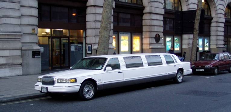 Eine Limousine steht auf der Straße.