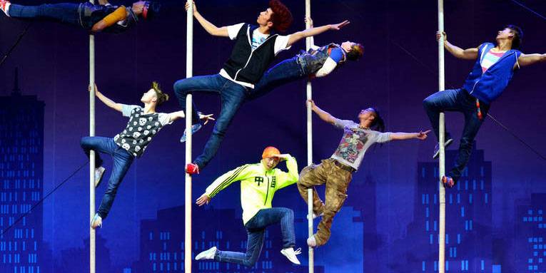 Zehn asiatische Akrobaten an Stangen. 