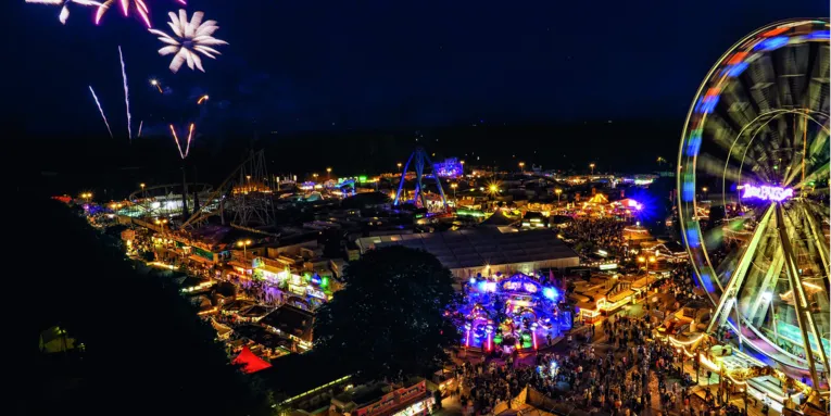 Schützenfestplatz von oben mit Feuerwerk