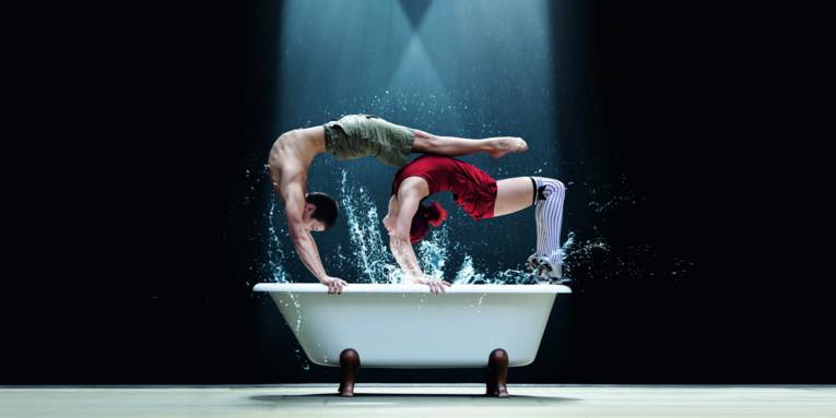 Akrobaten in einer Badewanne