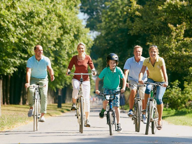 Familie auf dem Fahrrad
