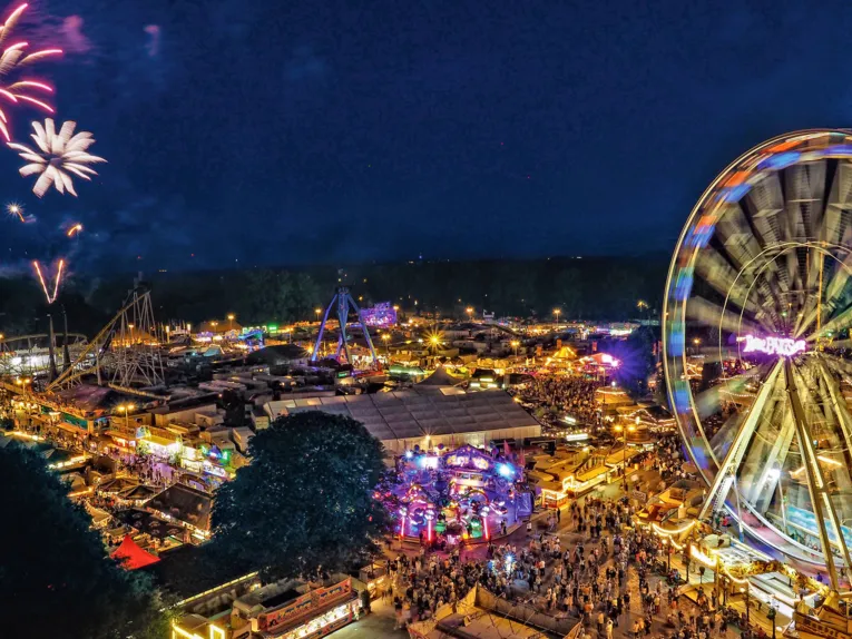 Der Schützenplatz von oben mit Feuerwerk