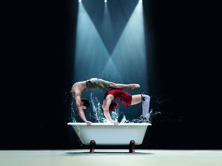 Akrobaten in einer Badewanne