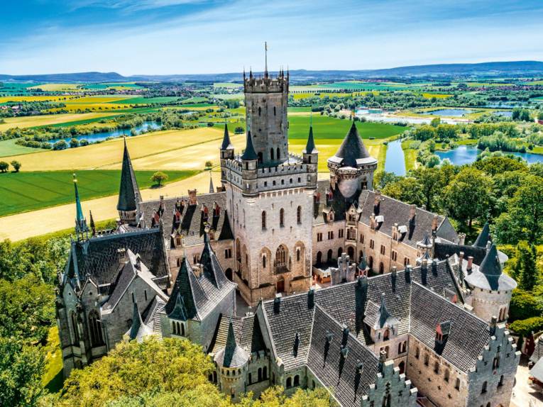 Schloss Marienburg im Frühling