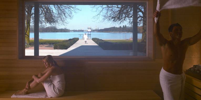 Eine Frau und ein Mann in einer Sauna.