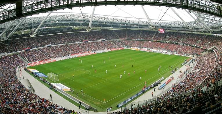 Die Aufnahme zeigt die HDI Arena aus der Vogelperspektive.