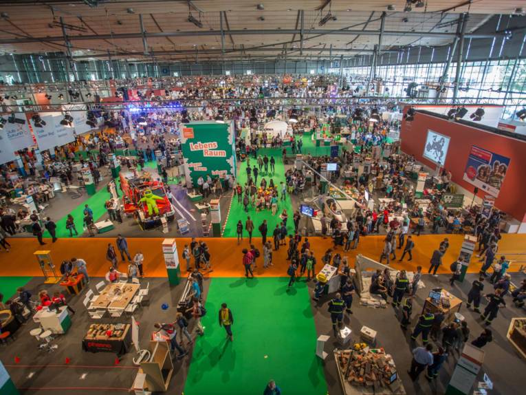 Staunende Kinder vor einer Maschine