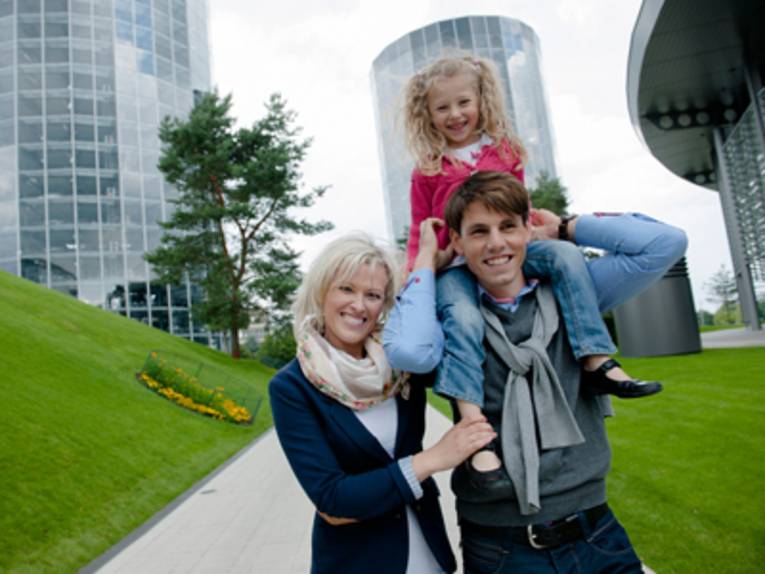 Familie in der Autostadt