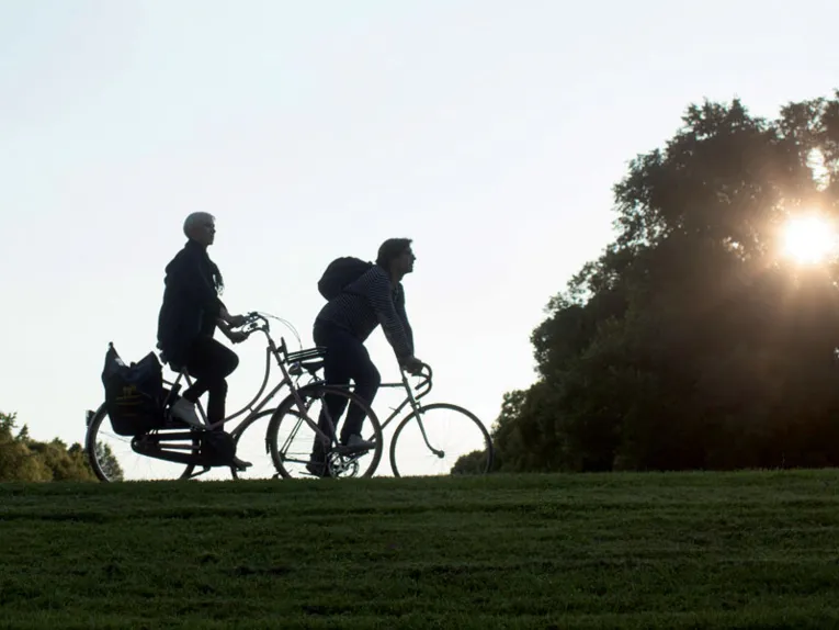 Radfahrer im Grünen