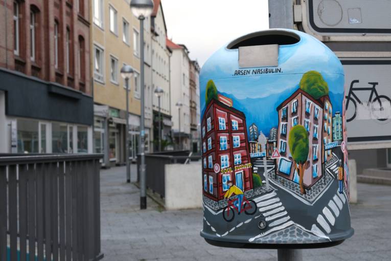 Künstlerischer Mülleimer im Volgersweg/Berliner Allee 