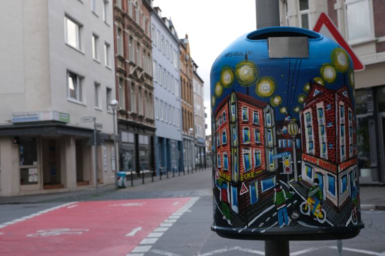 Künstlerischer Mülleimer hinter der Unterführung im Volgersweg