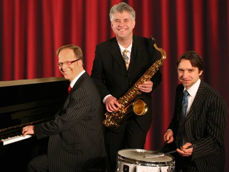 drei Musiker auf der Bühne