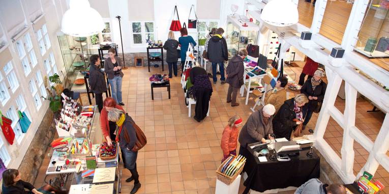 Blick von oben auf den Ausstellungsraum im Stadmuseum