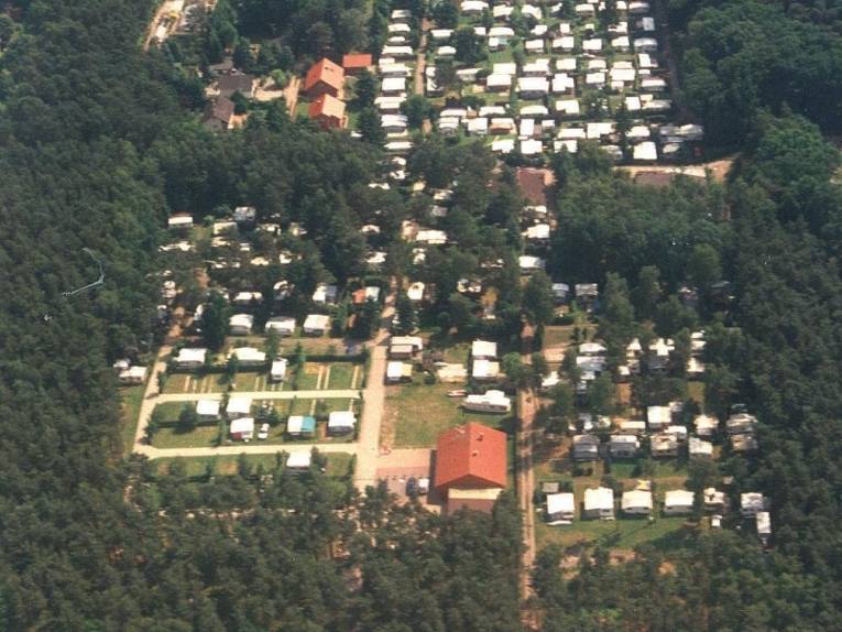Eine Luftbildaufnahme eines Campingplatzes. 