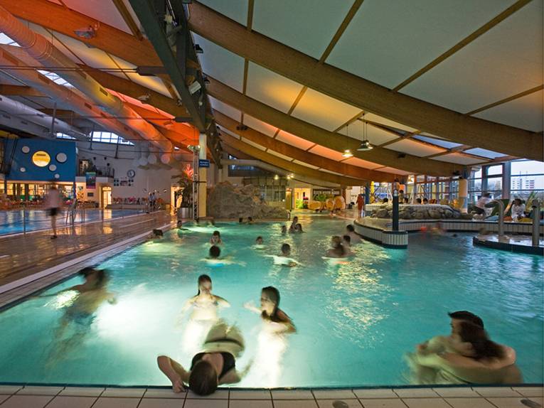 Einige Besucher schwimmen im Aqua Laatzium.