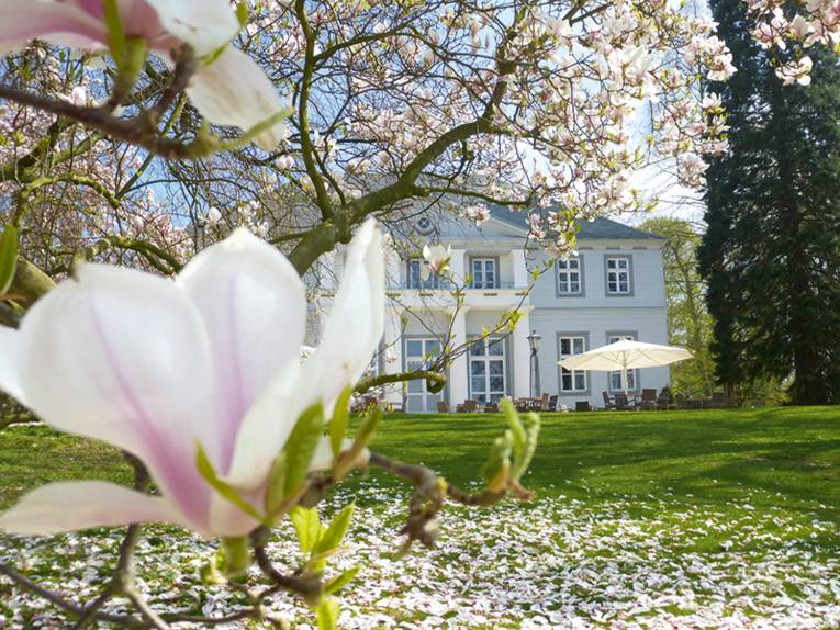 Schlösschen oberhalb der Promenade im Kurpark