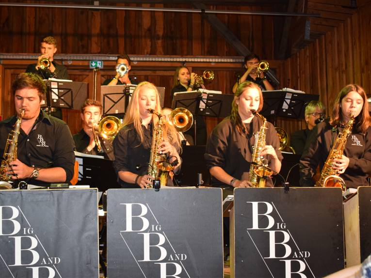 Big Band Berenbostel spielt auf der Bühne