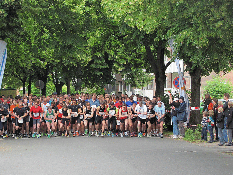 Die Teilnehmer des Laatzener Leinelaufs kurz vor dem Start.