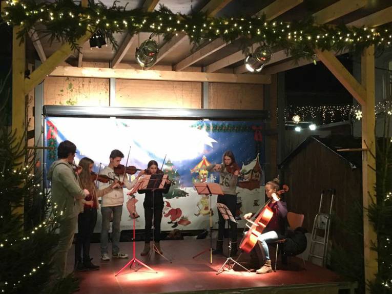 Musiker auf einem Weihnachtsmarkt